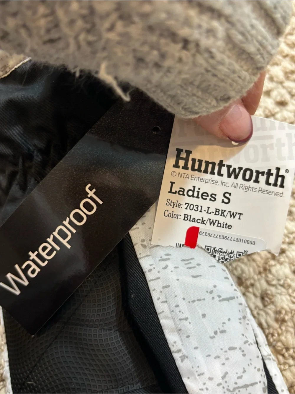 Brand new with Tags Ladies Huntworth Waterproof Gloves Black and White Small
